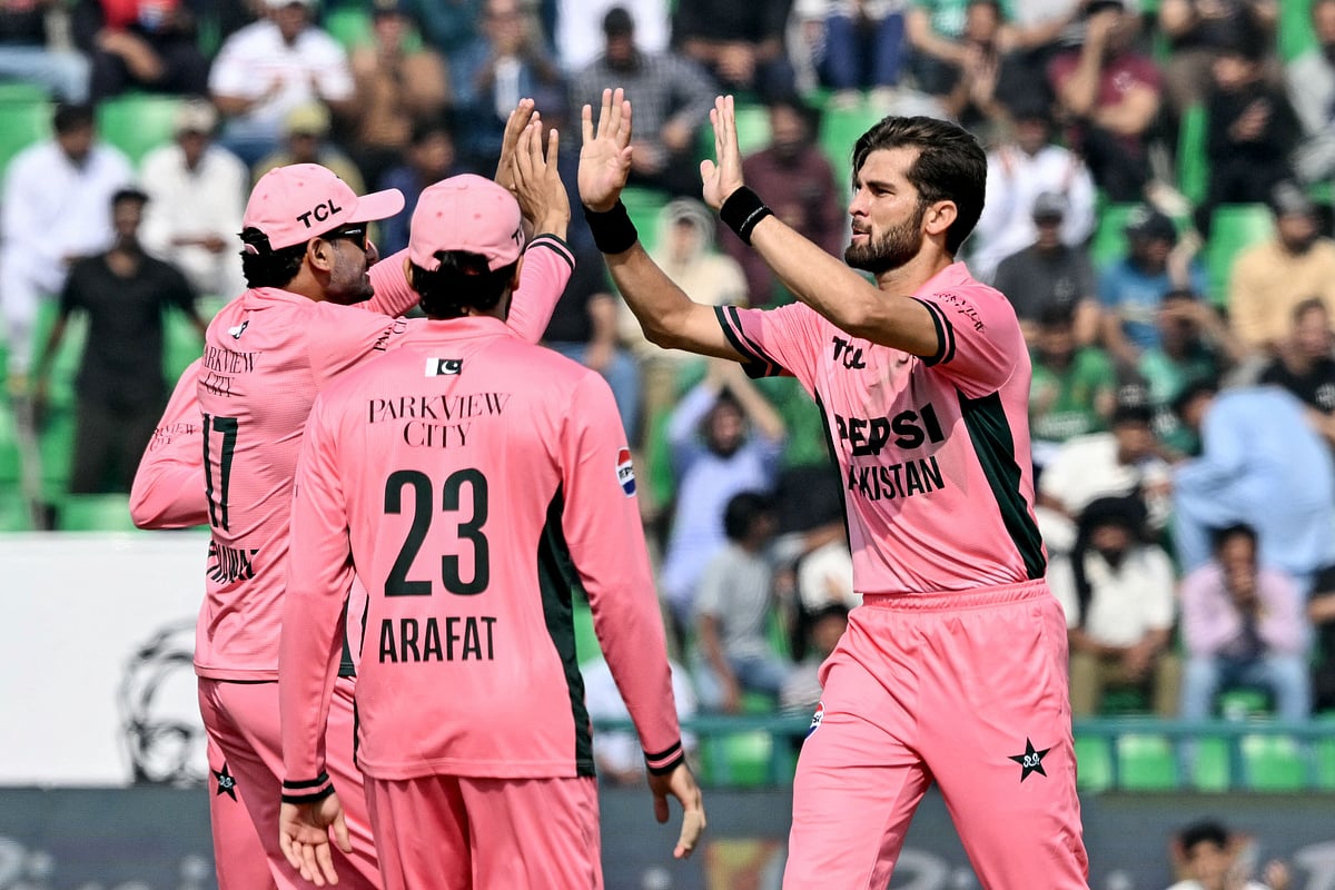 পাকিস্তানের ক্রিকেটারদের গায়ে গোলাপি জার্সি কেন