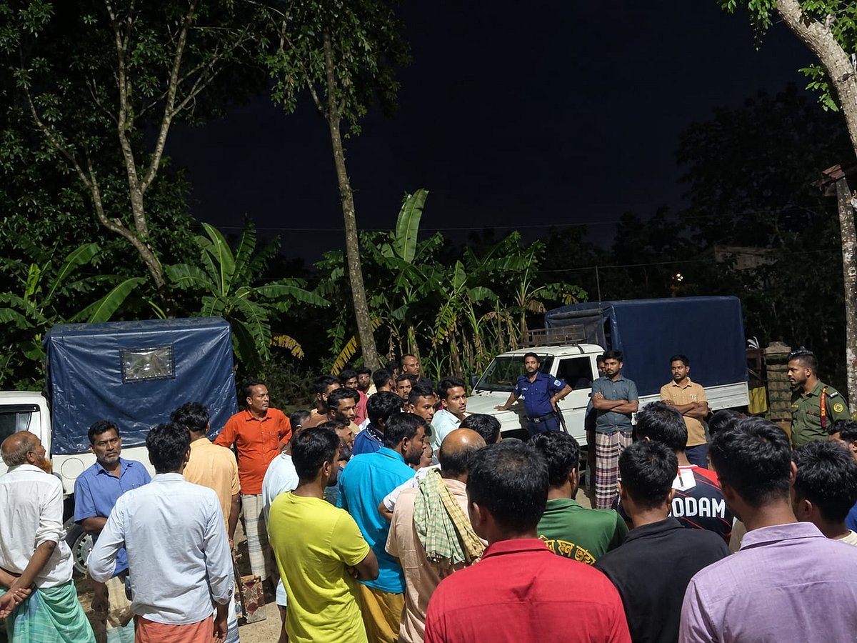 জমাট বাঁধা ‘নষ্ট’ সার গুঁড়া করার ভিডিও ফেসবুকে, এলাকাবাসীর গুদাম ঘেরাও