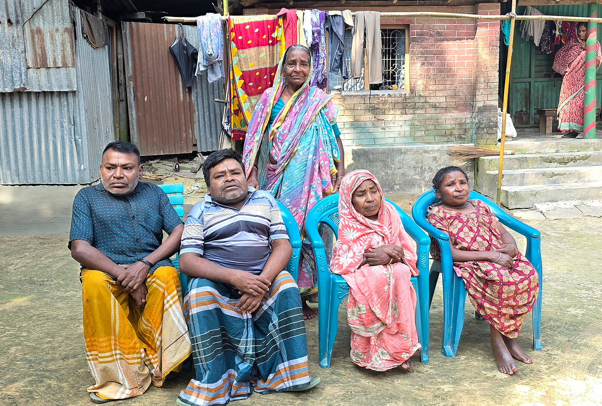 মানিকগঞ্জের ভাটবাউরে প্রতিবন্ধী চার ভাই-বোনের কষ্টের জীবন, বাড়িতে যাওয়ার রাস্তাটুকুও নেই
