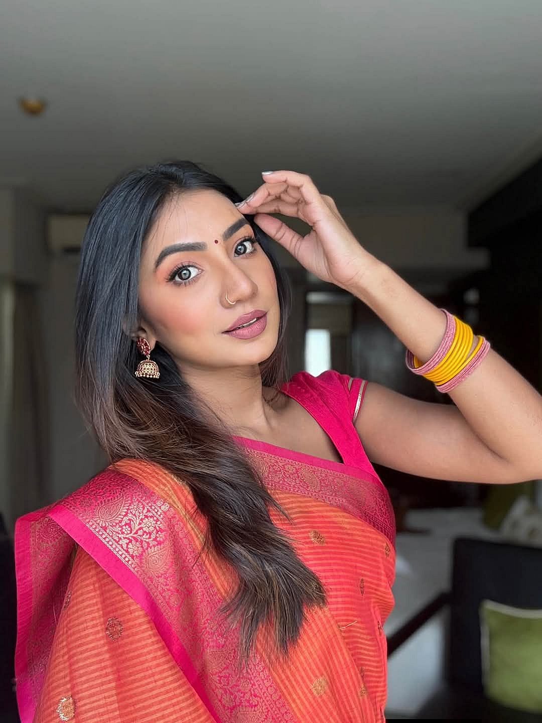 কলকা পাড়ের শাড়িতে সুনেরাহ, দেখুন ৪টি ছবি