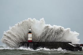 ঝড়ে বিপর্যস্ত ইউরোপের উত্তরাঞ্চল, বিদ্যুৎ ও ফোনের সংযোগ বিচ্ছিন্ন, শতাধিক ফ্লাইট বাতিল