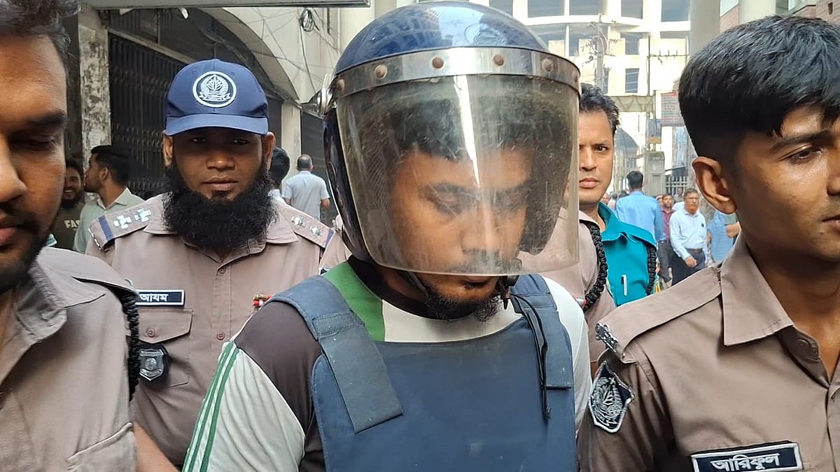 শুধু একটা স্নাইপারের অভাব ছিল: প্রধানমন্ত্রীকে বহনকারী বাসের ছবিতে এ মন্তব্য করা যুবক রিমান্ডে