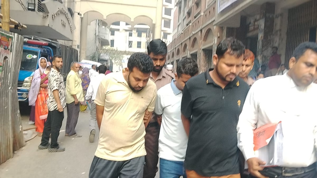যুব উন্নয়ন অধিদপ্তরের নিয়োগ পরীক্ষার প্রশ্নপত্র ফাঁসের ঘটনায় গ্রেপ্তার সাত আসামিকে আদালতে হাজির করা হয়। আজ রোববার দুপুরে ঢাকার সিএমএম আদালত প্রাঙ্গণে