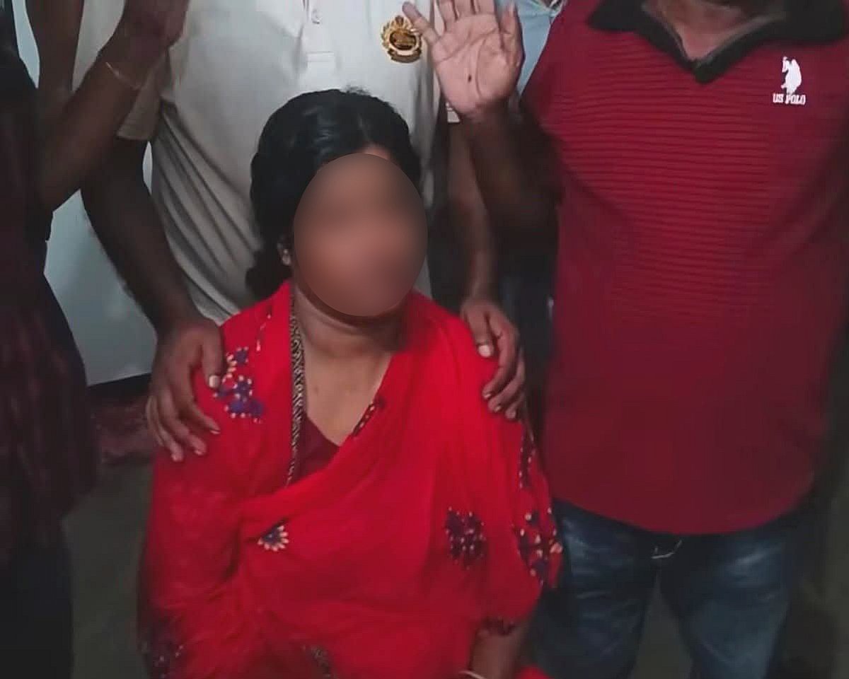 মেঝেতে মায়ের রক্তাক্ত লাশ, পাশে বঁটি হাতে মেয়ে, জানালা দিয়ে দেখে থানায় জানালেন প্রতিবেশীরা