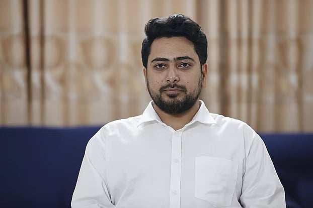 আ.লীগ আমলের পরিস্থিতি তুলে ধরে পিরোজপুরে মানিক পশারীর দাফনে বাধার নিন্দা জানালেন নাহিদ ইসলাম
