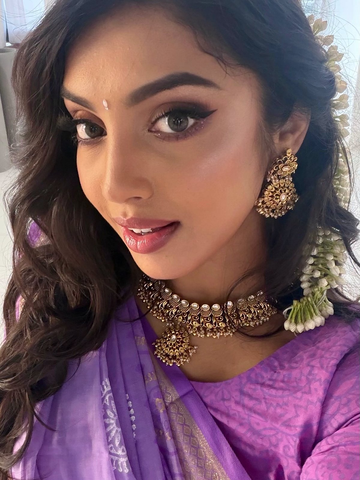 মেকআপে সাটিন-ম্যাট ফিনিশ, যে কারণে মুখে অতিরিক্ত চকচকে ভাব নেই। গালের ওপর হালকা পিচ ও গোলাপি ব্লাশ ব্যবহার করেছেন হৃদি। নাকের ওপর হালকা হাইলাইটের ব্যবহার চোখে পড়ে