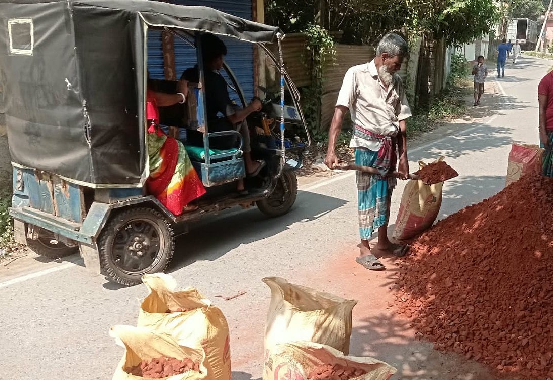 সকালে দিনমজুরি, বিকেলে রিকশা চালিয়ে চলে মজিবুরের সংসার