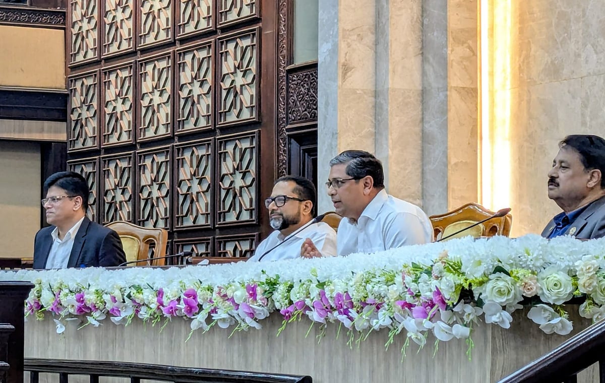 সরকারি বাসস্থানে এডিস মশার লার্ভা পেলে বরাদ্দ বাতিলের নির্দেশ প্রতিমন্ত্রীর