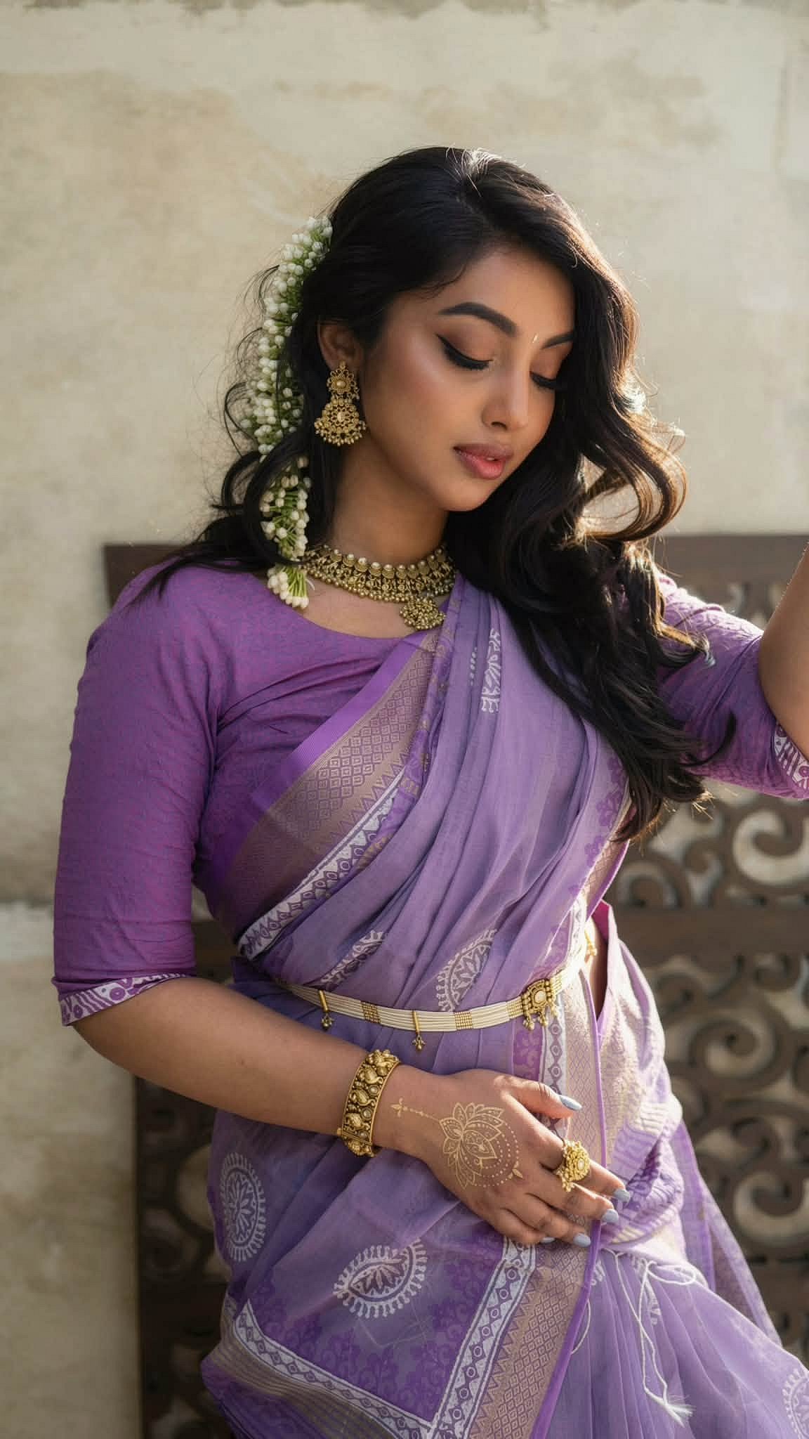 শাড়ির সঙ্গে সোনালি রঙের ধাতবের ওপর পাথর বসানো গয়না পরেছিলেন। খোলা চুলে দিয়েছিলেন গাজরার মালা