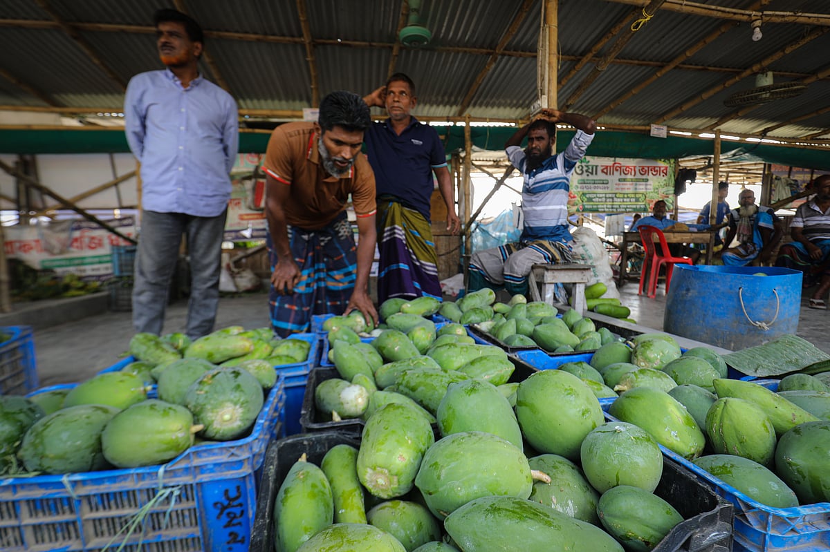 পাইকারি সবজির বাজারে ব্যস্ততা