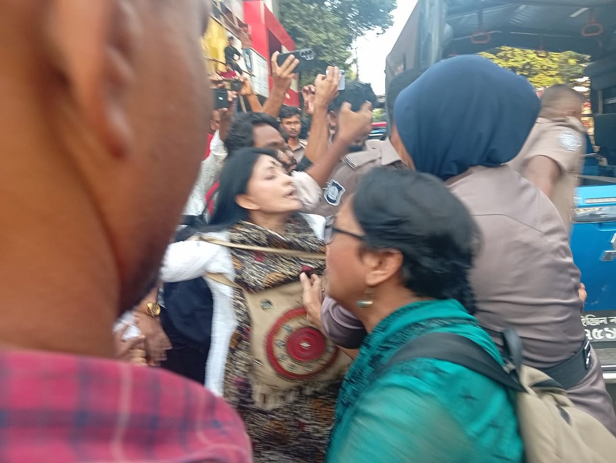 সংস্কৃতিকর্মীদের সঙ্গে পুলিশের ধস্তাধস্তি। আজ সোমবার বিকেলে ধানমণ্ডি ২৭ নম্বরে 