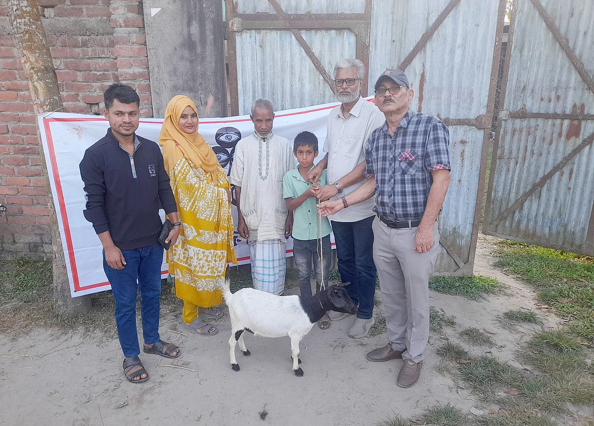 বর্গা চাষি নানার সংসারে এতিম নাতির জন্য বন্ধুসভার ছাগল উপহার