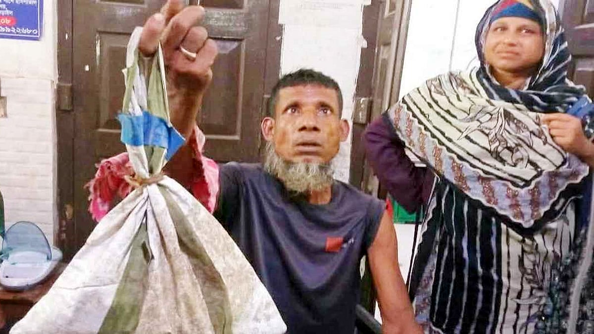 সাপ ধরে খেলা দেখাতে গিয়ে কামড়ে আহত, পরে ব্যাগে ভরে হাসপাতালে বৃদ্ধ