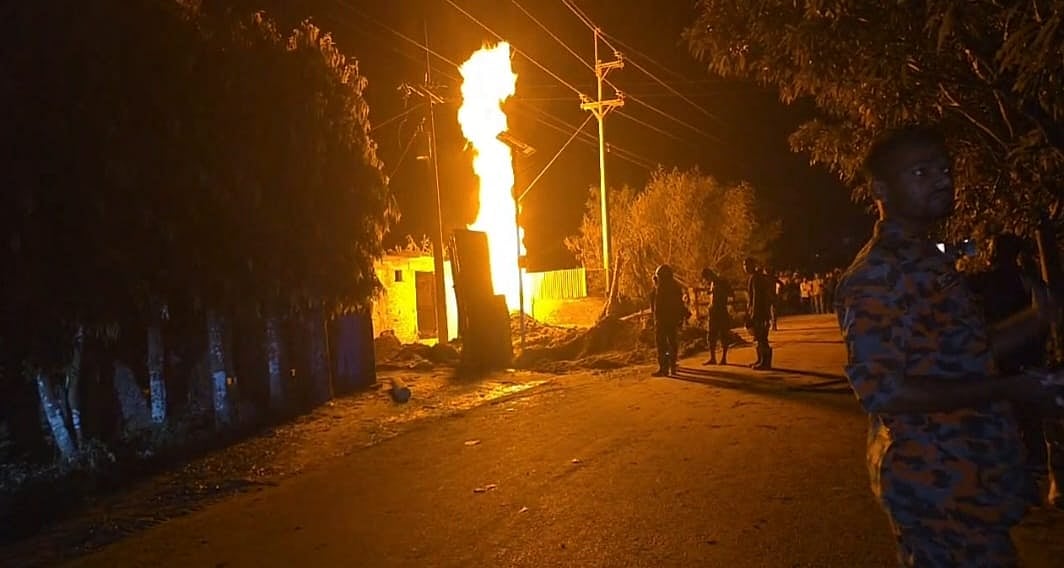কক্সবাজারে নলকূপ খননের সময় ‘গ্যাসের’ আগুন, ১৪ ঘণ্টা ধরেই জ্বলছে