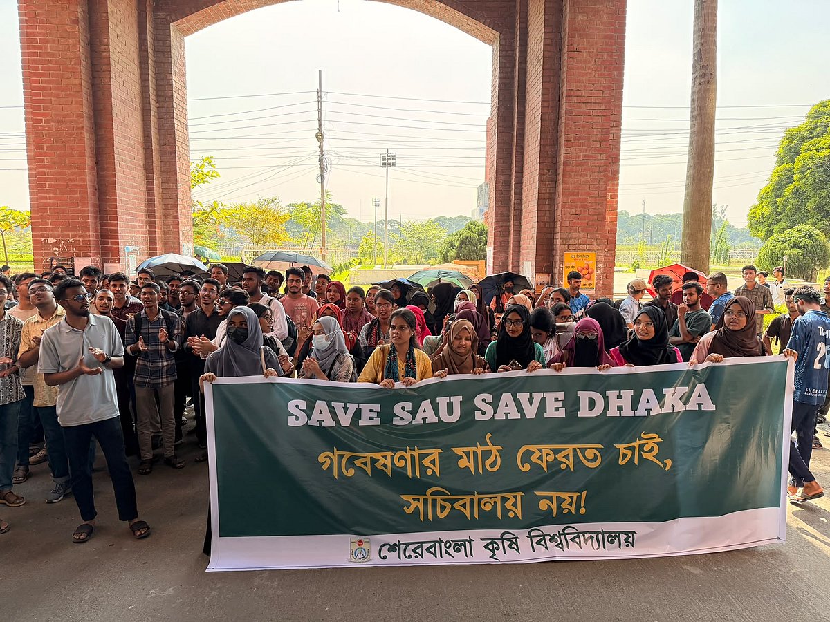 বাণিজ্য মেলার মাঠে সচিবালয় স্থানান্তরের প্রতিবাদ, যন্ত্রাংশ ও দুটি গাড়ি নিয়ে গেলেন শেকৃবির শিক্ষার্থীরা