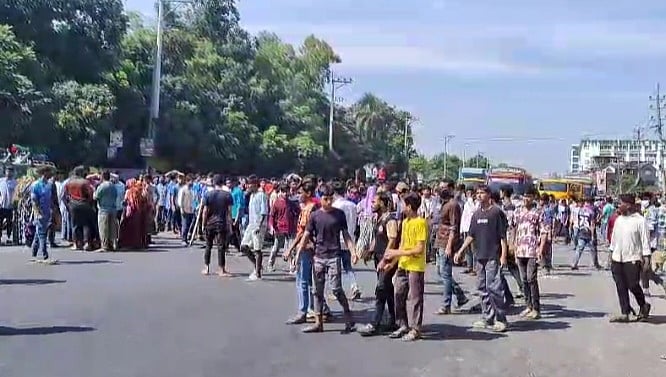 বেতন বাড়ানোর দাবিতে গাজীপুরে শ্রমিকদের মহাসড়ক অবরোধ, যান চলাচল বন্ধ