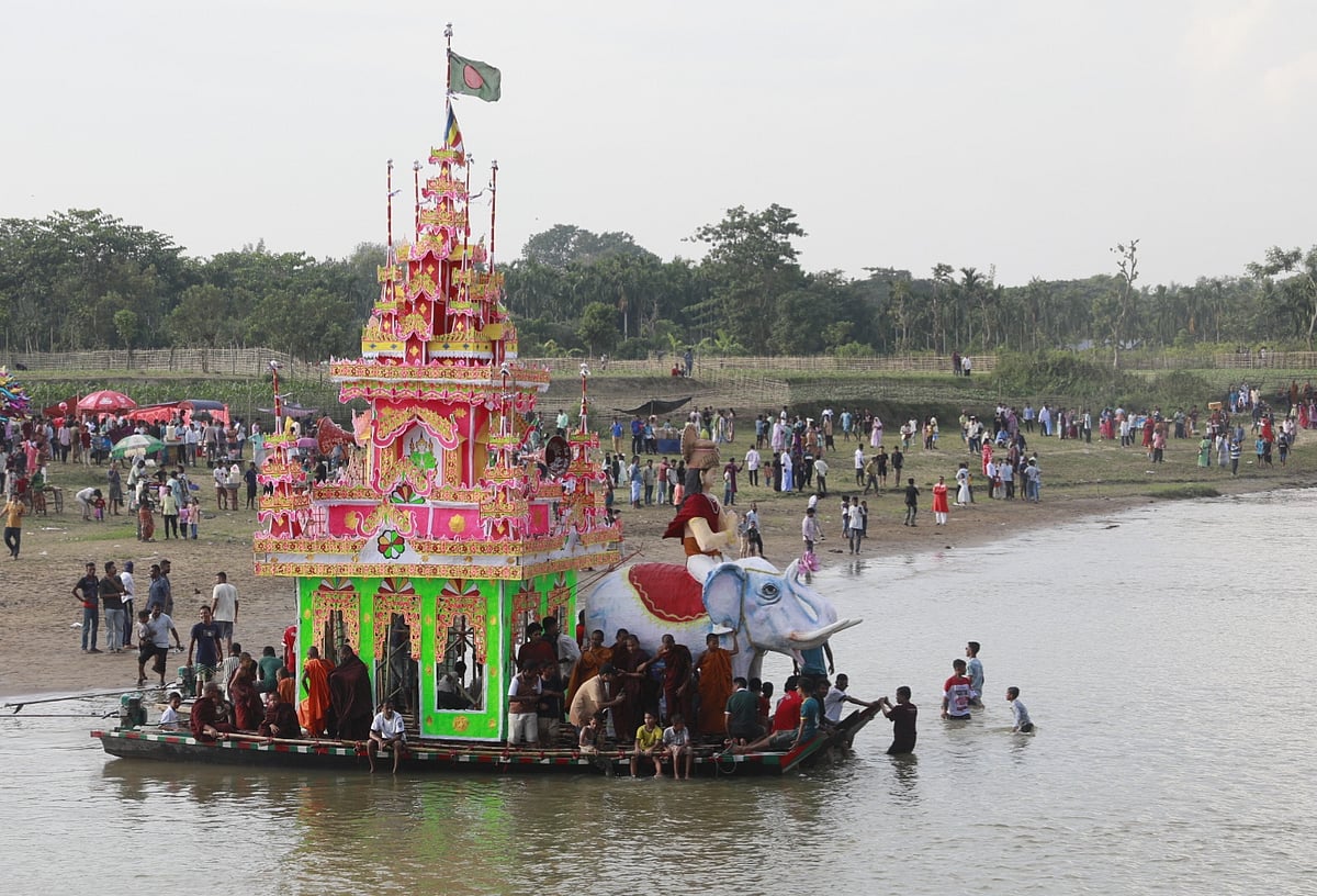 Traditional trickship in the curvey river