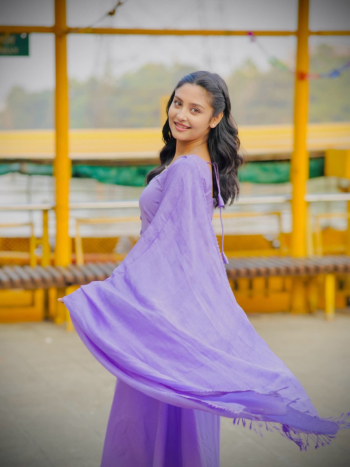 দিনের আলোয় বেগুনি রঙের পোশাক আর ঢেউখেলানো চুলের সমন্বয় নীহাকে আরও মায়াবী করে তুলেছে