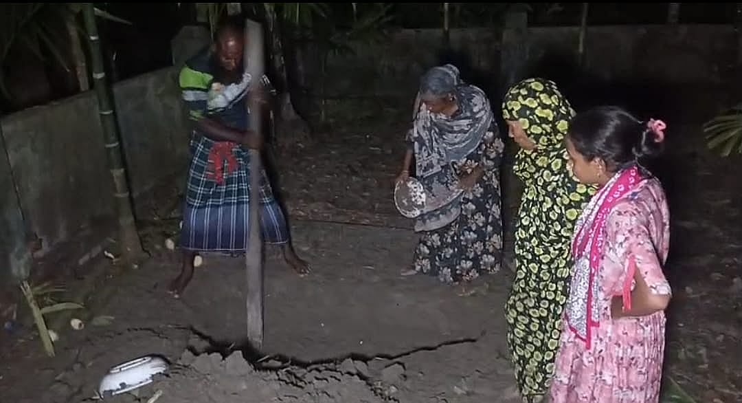 পিরোজপুরে মুক্তিযোদ্ধার দাফন ঘিরে কী হলো