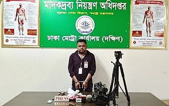 ‘প্রেস’ লেখা মাইক্রোবাসে কক্সবাজার থেকে ঢাকায় আনছিলেন ইয়াবা