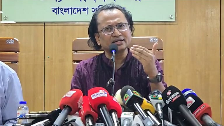 ‘ক্রসফায়ার’ নিয়ে আইজিপির মন্তব্যের বিষয়ে প্রধানমন্ত্রী দেশে ফেরার পর ‘বিবেচনা’ করবেন: তথ্য উপদেষ্টা