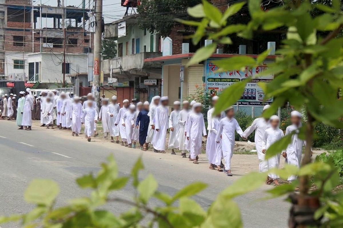 জুমার নামাজ শেষে মাদ্রাসায় ফিরছে একদল শিক্ষার্থী। মক্তবমোড়, পাবনা