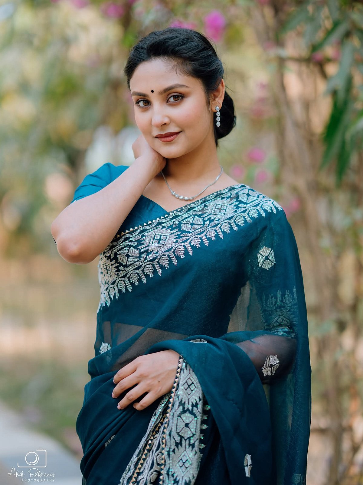 নীহা কি হালকা সাজেই থাকতে ভালোবাসেন, দেখুন ৯টি ছবি