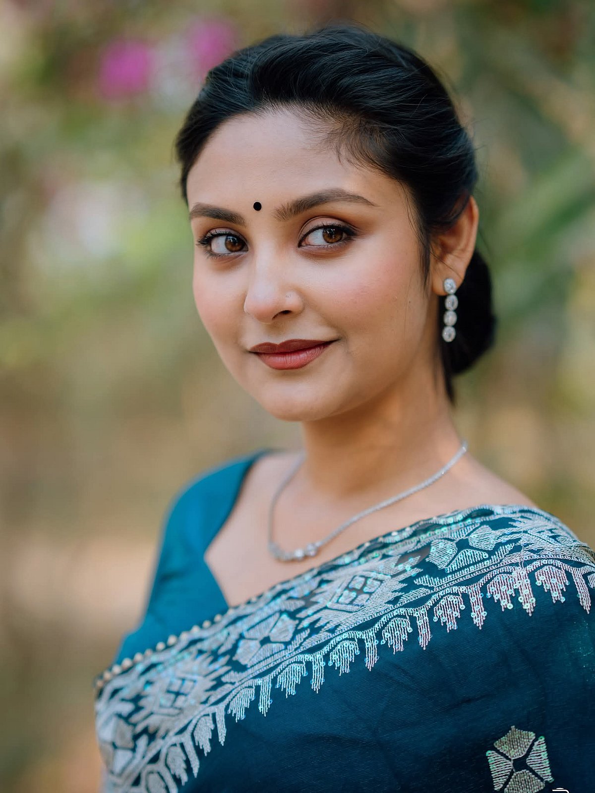 কপালে কালো টিপ, চোখে কাজল