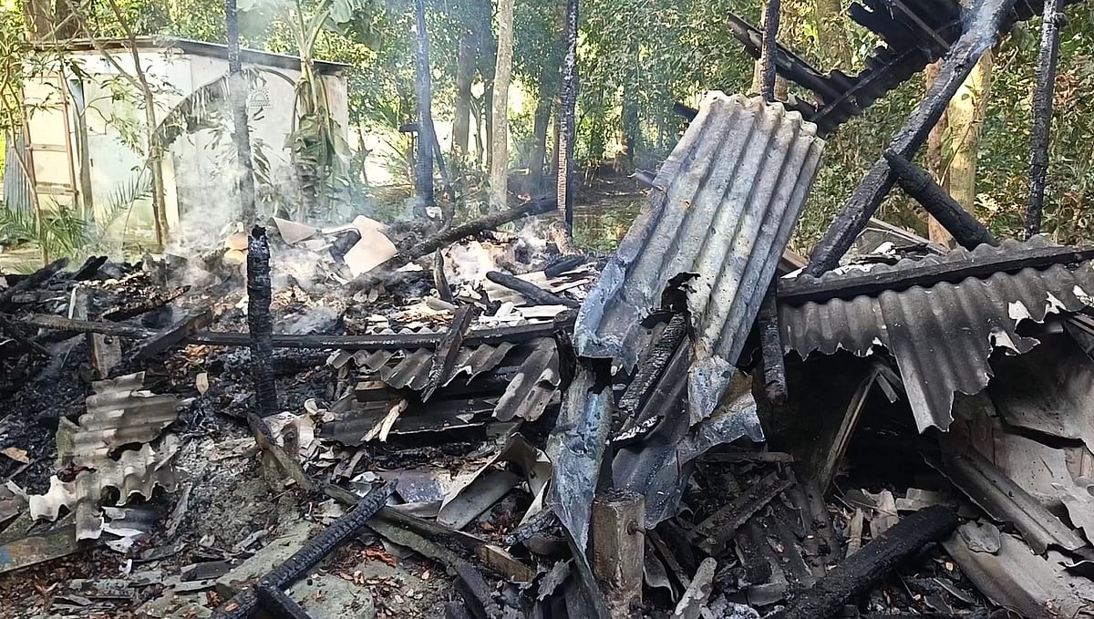 মাদারীপুরে মসজিদ কমিটি নিয়ে বিরোধ, বসতঘরে আগুন, ভাঙচুর ও লুটপাট