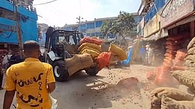 মিছিল নিয়ে মিরপুরের উচ্ছেদ অভিযানে প্রশাসক, পালালেন হকাররা