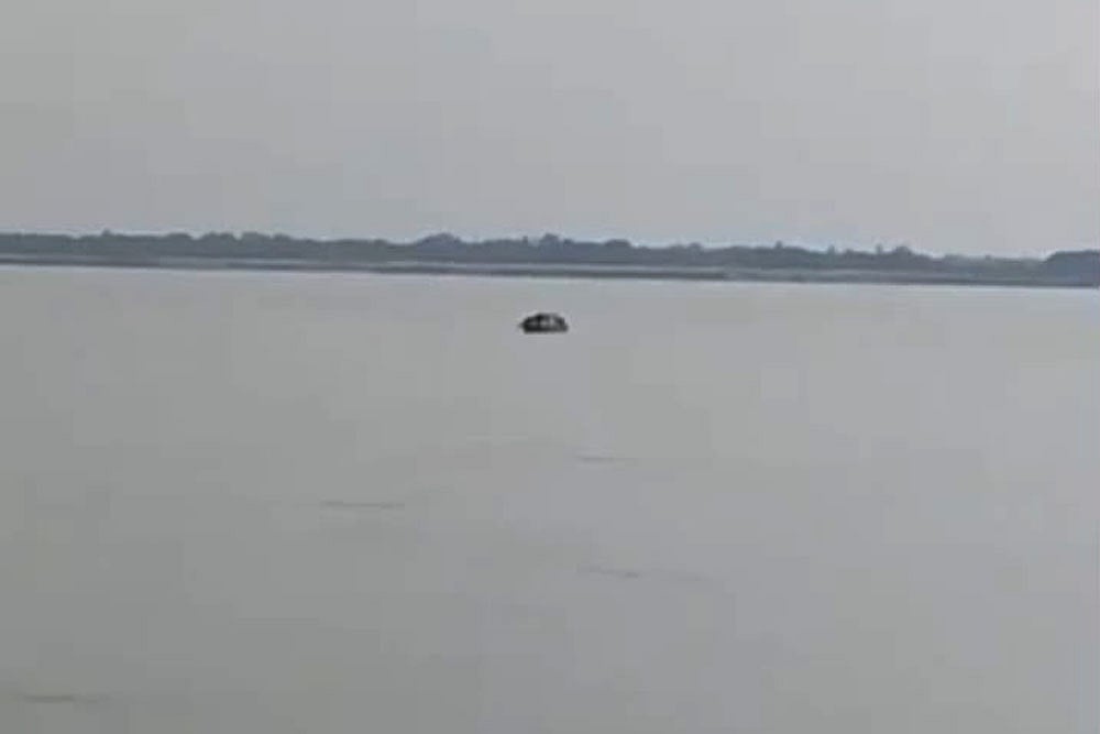 ইলিশ রক্ষার অভিযান চলছিল, এর মধ্যেই কুষ্টিয়ার পদ্মায় কয়েক ঘণ্টা ধরে দুই বাহিনীর গোলাগুলি