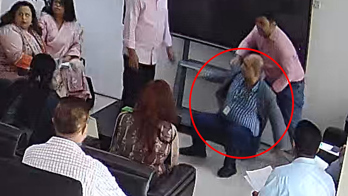 আইইডিসিআরের পরিচালকের কক্ষে ঢুকে মারধর, অভিযোগ ড্যাবের বিরুদ্ধে