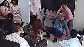 আইইডিসিআরের পরিচালকের কক্ষে ঢুকে মারধর, অভিযোগ ড্যাবের বিরুদ্ধে