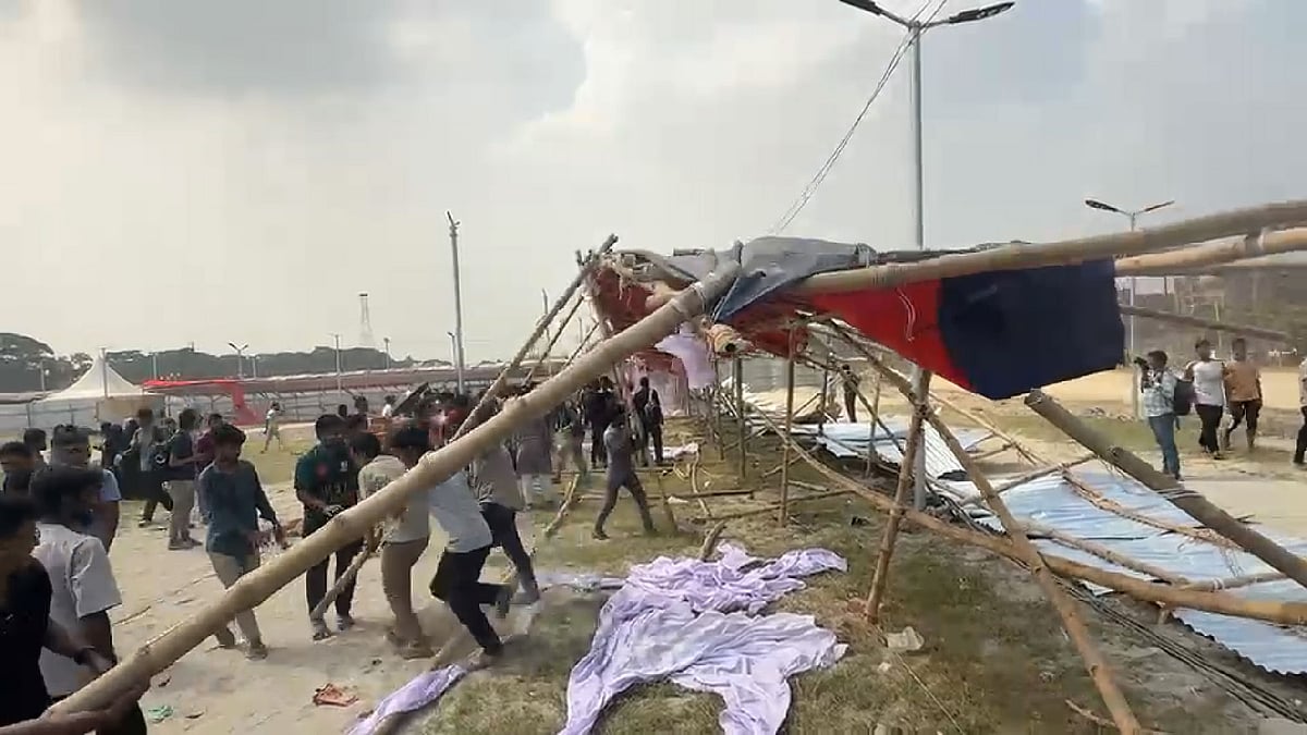 মাঠে মেলার নির্মাণাধীন স্থাপনাগুলো টেনে ভেঙে ফেলেন শিক্ষার্থীরা। ২৮ অক্টোবর