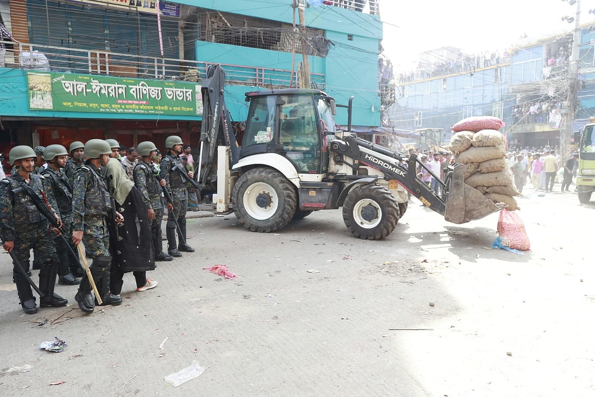 হকারমুক্ত করতে মিরপুরে উচ্ছেদ অভিযান