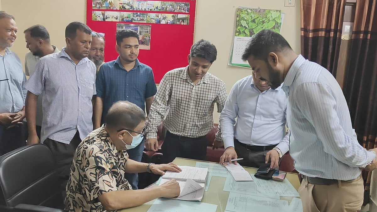 হাসপাতাল পরিদর্শনে গিয়ে পাননি পাঁচ চিকিৎসককে, ব্যবস্থা নেওয়ার নির্দেশ স্বাস্থ্যমন্ত্রীর