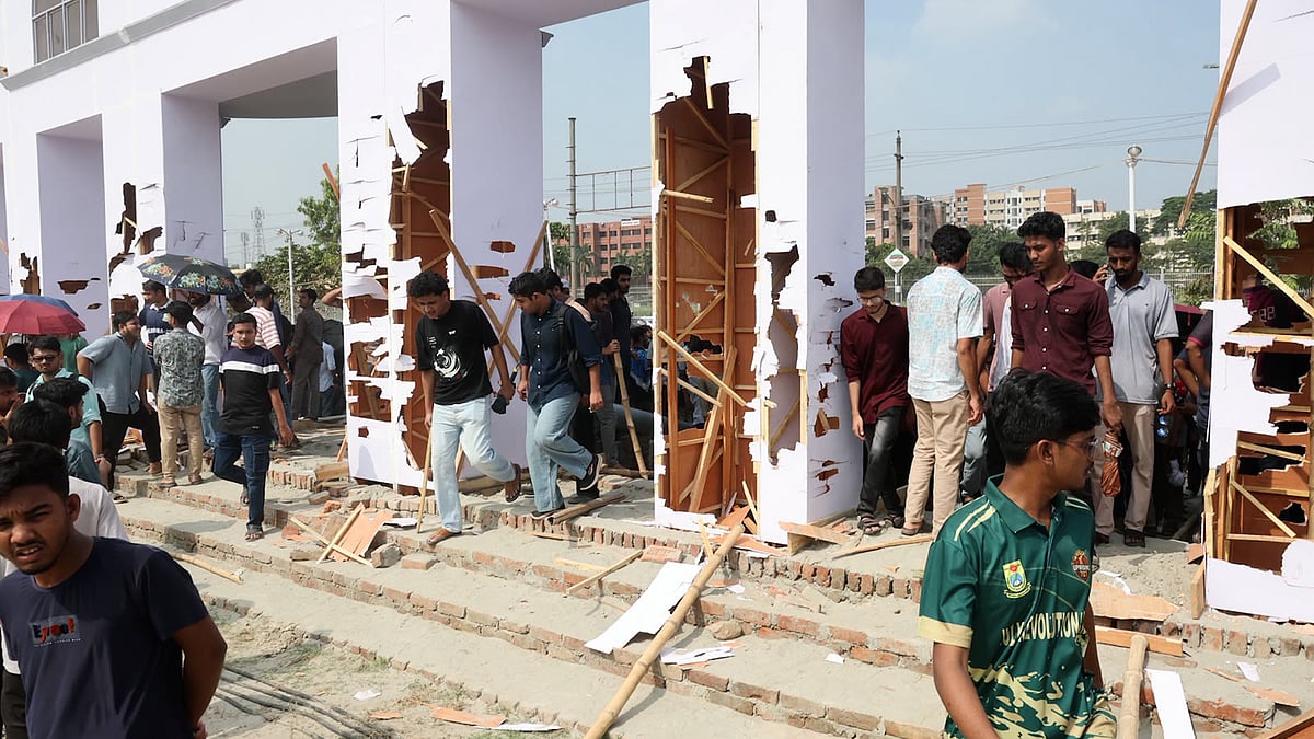সচিবালয় নির্মাণের প্রতিবাদ, পুরোনো বাণিজ্য মেলার মাঠে স্থাপনা ভাঙচুর