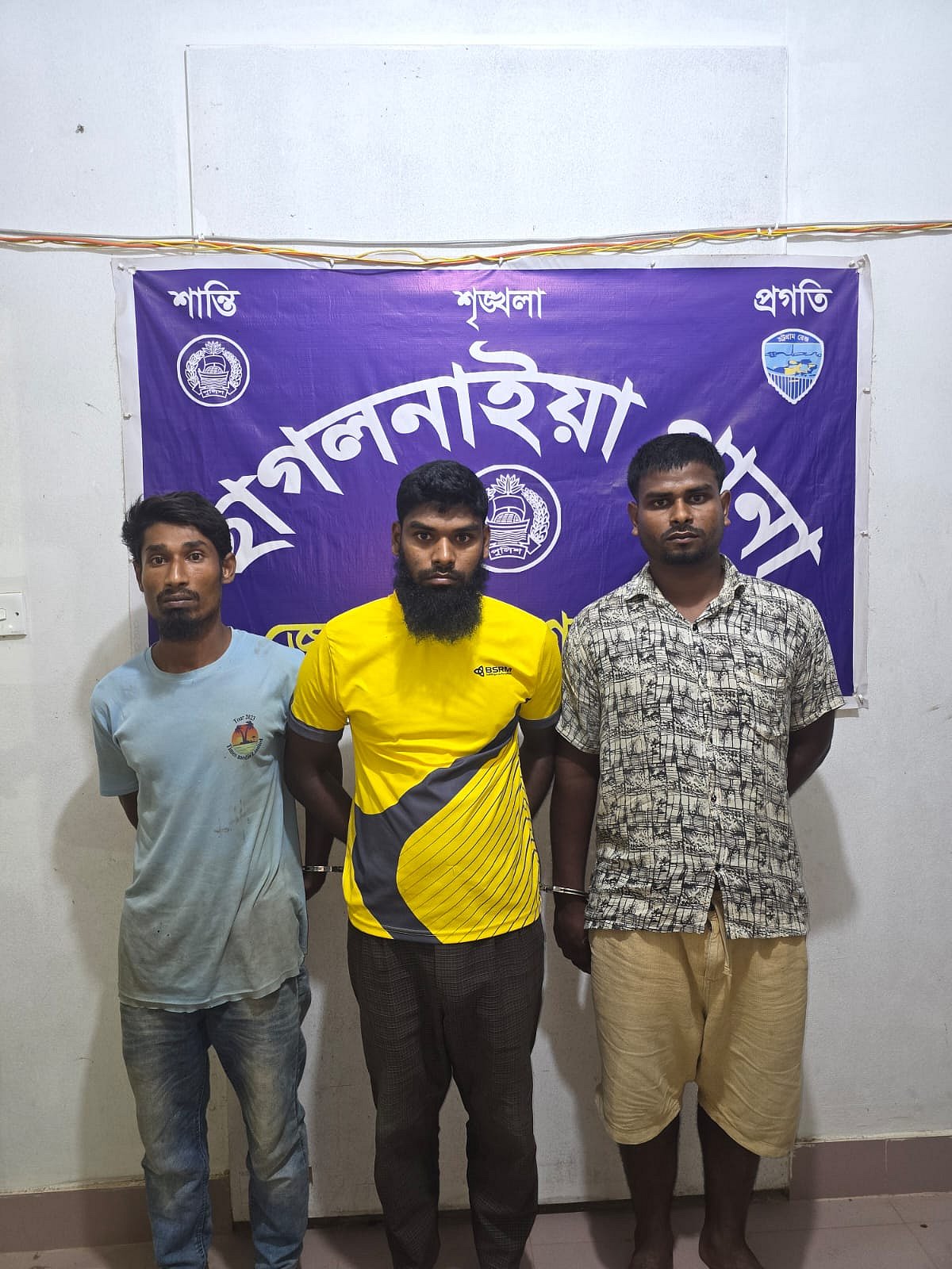 দিনে রেকি, রাতে বাড়িতে ঢুকে মা–মেয়ের গলায় অস্ত্র ধরে ডাকাতি