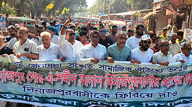গোর-এ-শহীদ মাঠ উন্মুক্ত করে দেওয়ার দাবিতে মানববন্ধন, রেলপথে অবস্থান