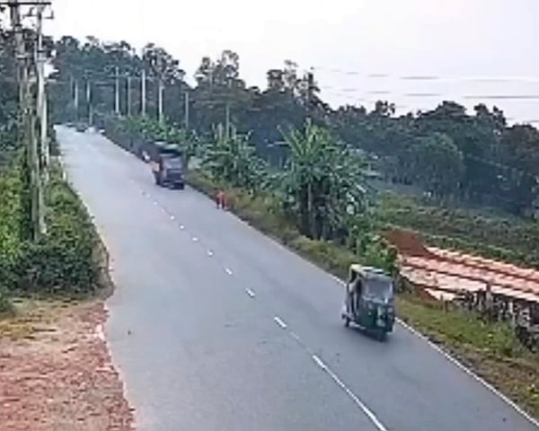 মা কাজে যাচ্ছিলেন, পেছন পেছন যায় ছোট দুই মেয়ে, ফেরার পথে দুর্ঘটনায় নিহত
