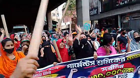 ৩০ হাজার টাকা ন্যূনতম বেতনের দাবিতে সড়কে পোশাকশ্রমিকেরা