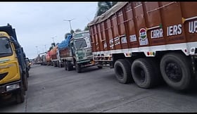 পেট্রাপোলে পণ্যবাহী ট্রাকের জট, বেনাপোলে প্রবেশে বিলম্বের অভিযোগ
