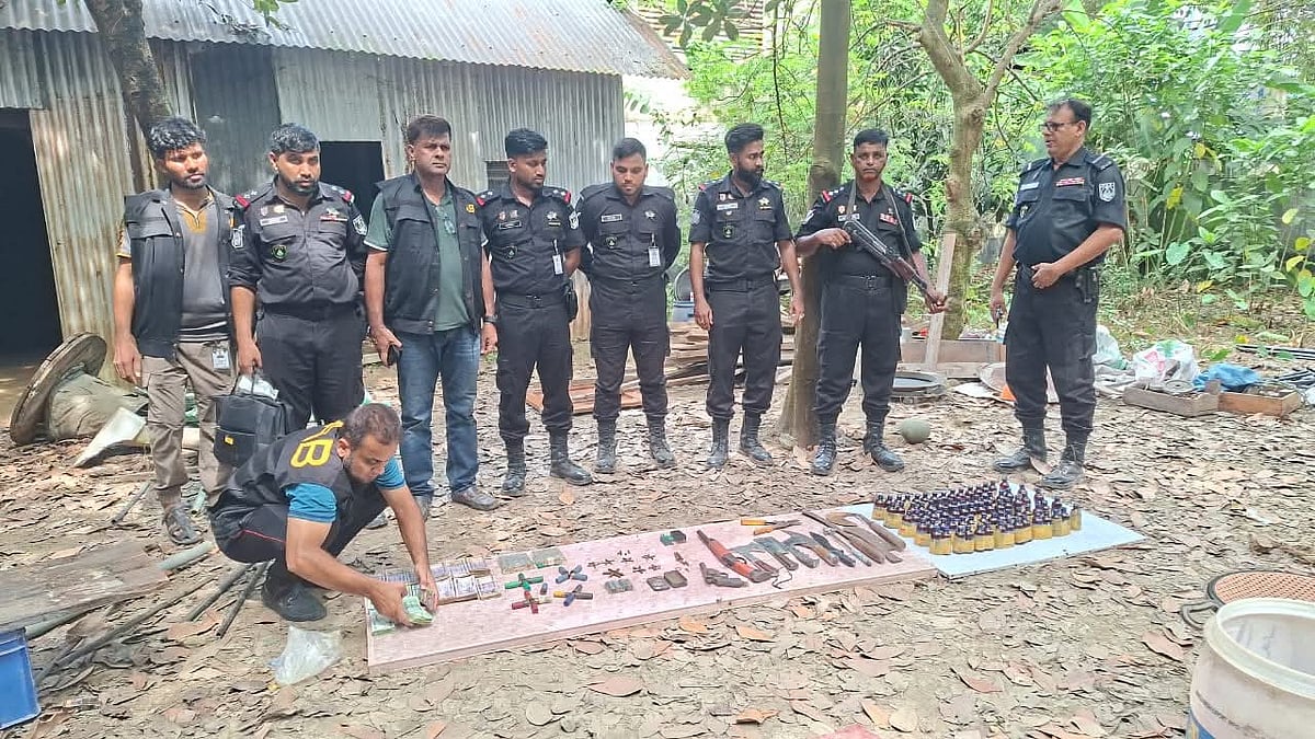 ঘরের সিলিং ভাঙতেই একে একে পাওয়া গেল আগ্নেয়াস্ত্র–গুলি–চাপাতি–মাদক–টাকা