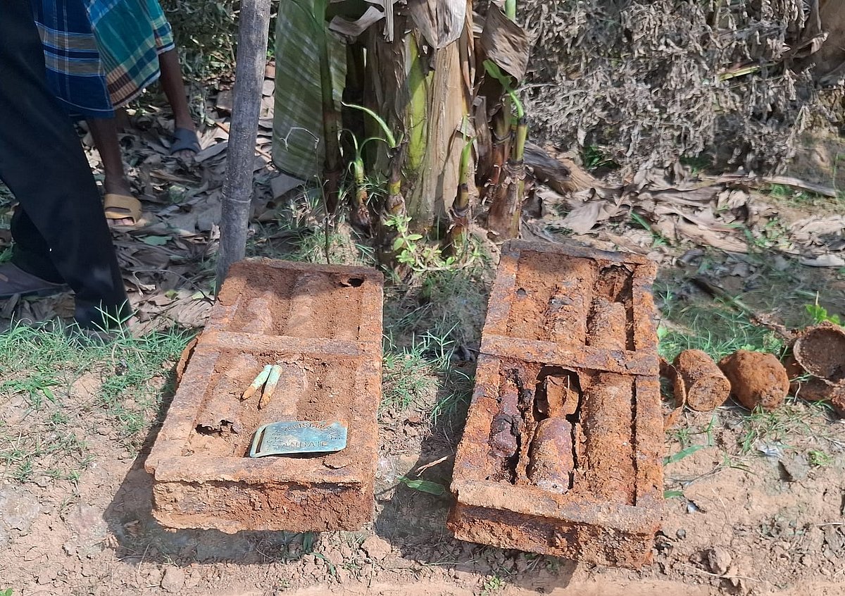 সখীপুরে দুই বাক্স গ্রেনেডসদৃশ বস্তু উদ্ধার, গায়ে লেখা ‘ইস্ট পাকিস্তান পুলিশ, টাঙ্গাইল’