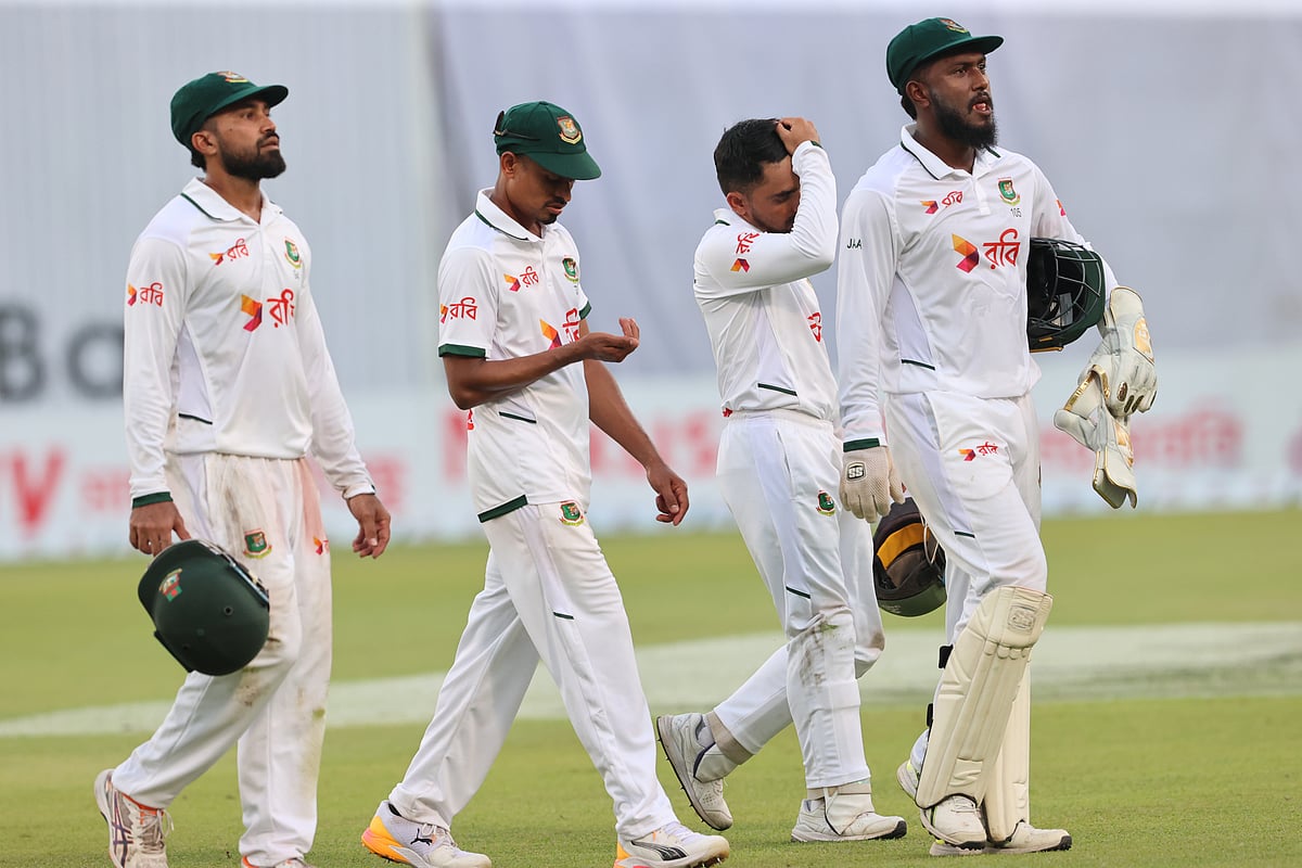 দ্বিতীয় দিনের খেলা শেষে মাঠ ছাড়ছেন বাংলাদেশের ক্রিকেটাররা