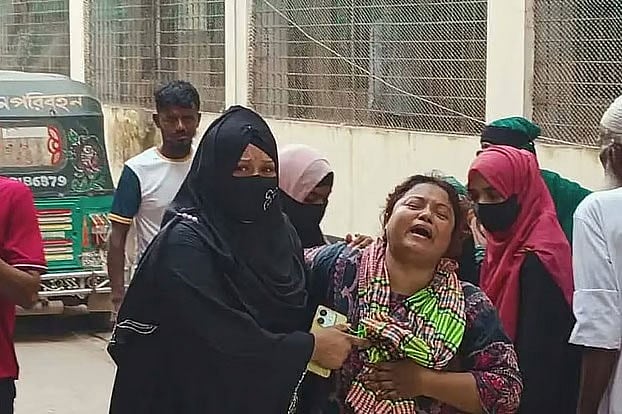 লক্ষ্মীপুরে মাটির ব্যবসাকে কেন্দ্র করে প্রতিপক্ষের গুলিতে খুন হওয়া খোরশেদ আলমের স্ত্রীর আহাজারি। গতকাল লক্ষ্মীপুর সদর হাসপাতালে