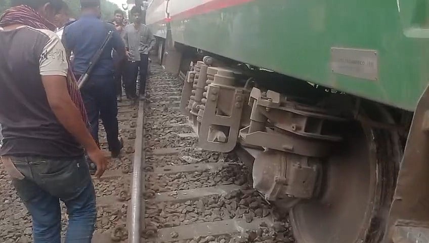 টাঙ্গাইলে নীলসাগর এক্সপ্রেসের বগি লাইনচ্যুত, উত্তরাঞ্চলের সঙ্গে রেল যোগাযোগ বন্ধ