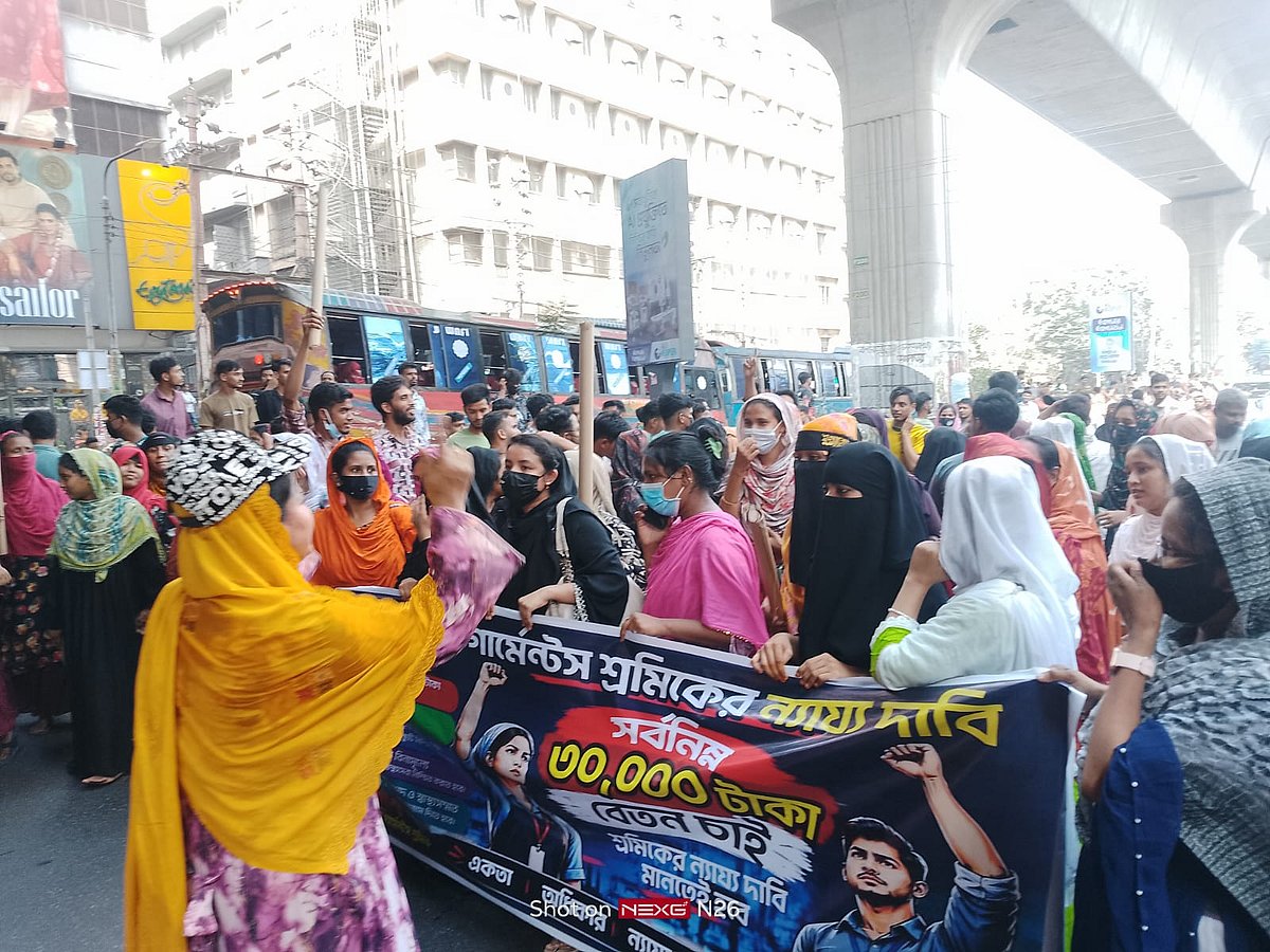 মিরপুর ১০ নম্বরে পোশাক শ্রমিকদের সড়ক অবরোধ, তীব্র যানজট