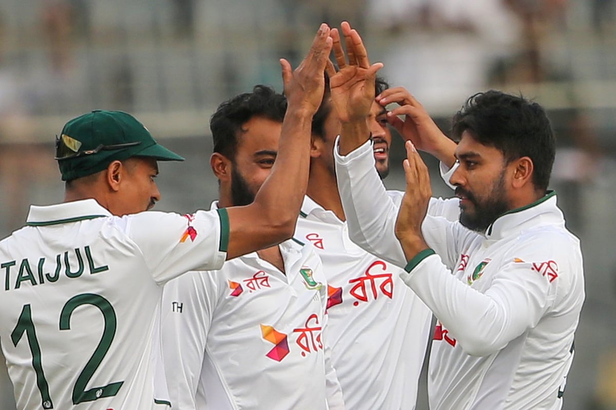 মিরপুর টেস্ট: আলোকস্বল্পতায় দ্বিতীয় দিনের খেলাও আগেভাগে শেষ