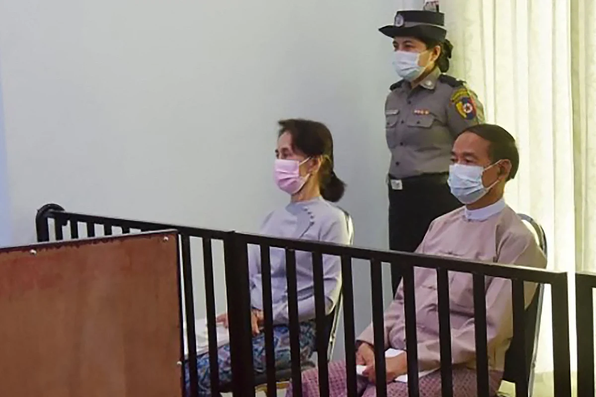 his file handout photo taken on May 24, 2021 and released by Myanmar's Ministry of Information on May 26 shows detained civilian leader Aung San Suu Kyi (L) and detained president Win Myint (R) during their first court appearance in Naypyidaw, since the military detained them in a coup on February